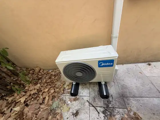 Groupe extérieur de climatisation installé