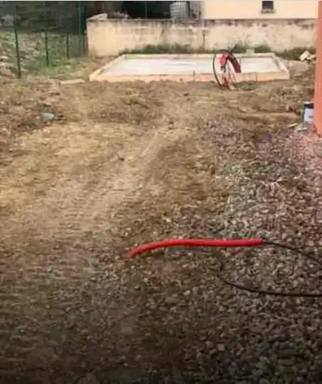 Gaines pour une future borne électrique et un tableau de garage